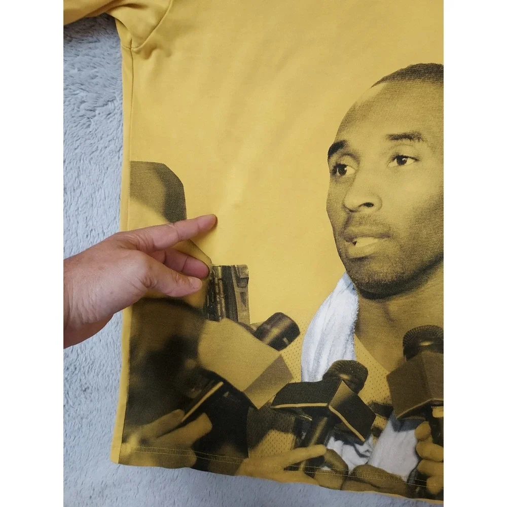 Kobe Bryant Shirt Mens Large Los Angelese Lakers Graphic Tee Yellow NBA FLAWS